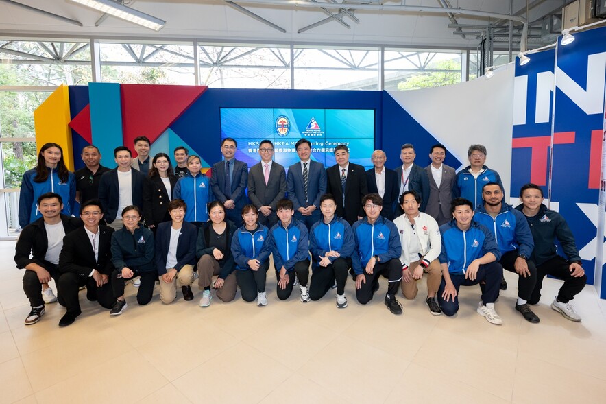 <p>The guests took a group photo to commemorate the beginning of the collaboration.</p>

